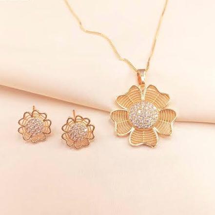 Flower Shaped Crystal Necklace Set